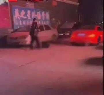 辽宁一男子开跑车故意加速撞人辽阳警方通报图片视频
