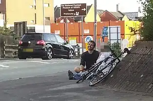 英国跑酷男子当街劝说自杀女子微笑鼓励获赞