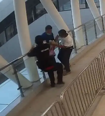 温州草根丨温州s1线车站内一男子翻越天桥护栏欲轻生