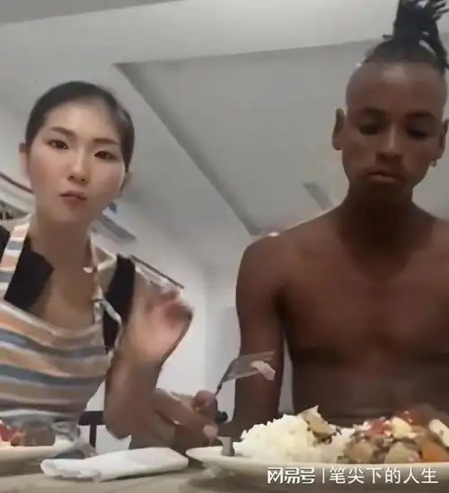 美女和黑人男友饭桌前亲吻秀恩爱,画面辣眼,崇拜眼神遭网友吐槽