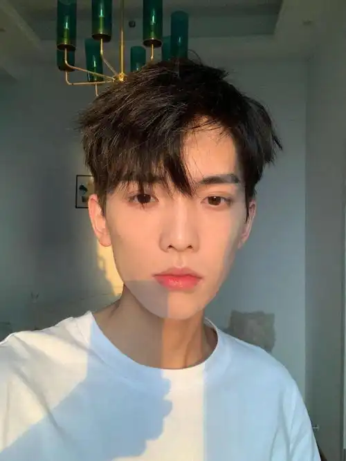 2021最帅的12款男生发型

