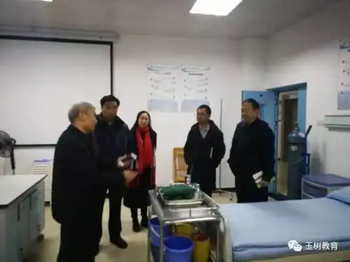 玉树州教育局领导看望慰问青海海玉树学生一