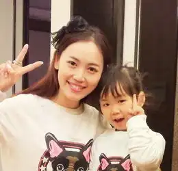 马蓉和女儿玩自拍嘟嘴卖萌装可爱看三遍都觉得美