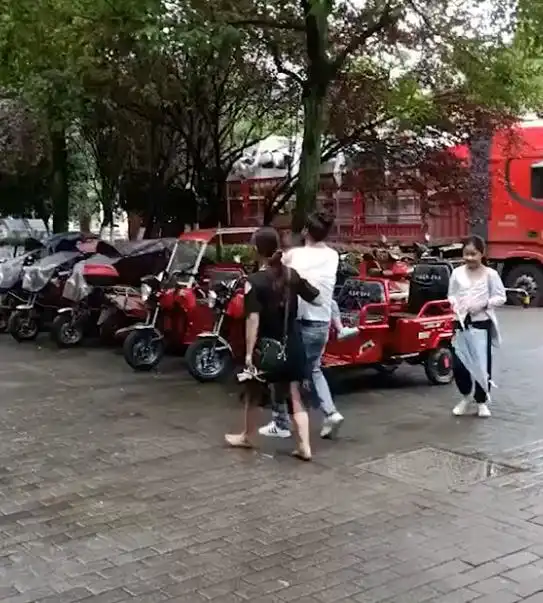 迷惑重庆一男子街头上抱着孩子,一边下跪,一边向身旁女子道歉
