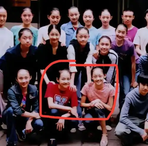 郑恺老婆参加母校70周年庆,苗苗和宋茜一个班,两人合影好青涩