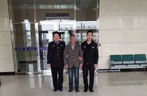 库伦一男子快手视频辱骂警察被行拘
