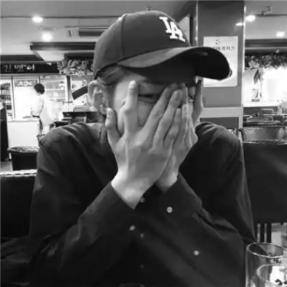 看淡一切的黑白伤感非主流男生头像,醉生梦死才是真

