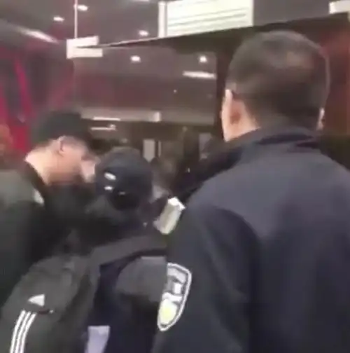黑人男子偷东西被抓,其女友阻挠并不断提醒民警他是外国人