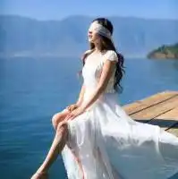 在海中女生头像深海的空间是无声的,是寂寞的