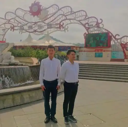 两名男孩曾在苏州乐园门口拍下这张照片,15年后
