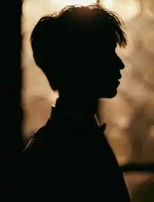 王俊凯亮相dg高级女装礼服秀笔挺西装诠释少年张力
