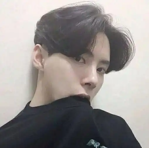 男生中分短发发型韩式复古时尚
