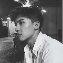 黑白男生伤感情绪大图
