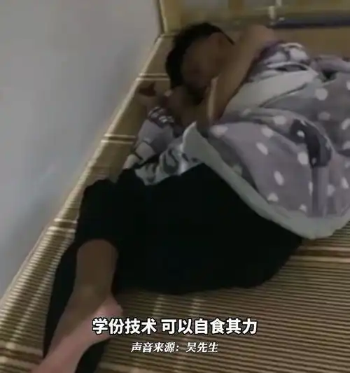 广东16岁男孩流浪街头,男子免费教他修车,父母双亡没人管他了