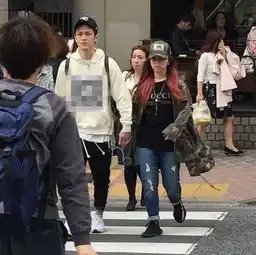 这些女星都抢了闺蜜的男友,一个至今水火不容,一个气到吞药自杀