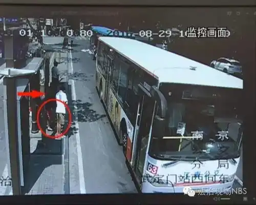 变态竟在南京公交站台对13岁男孩下手
