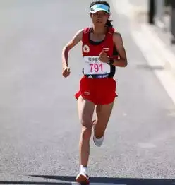 北马十大美女十大猛男出炉,志愿者公主抱,感动3万跑友