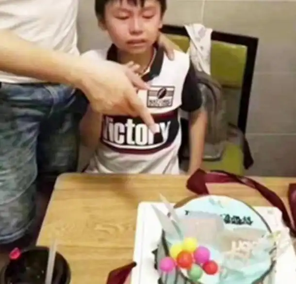 孩子生日看到爸爸准备的蛋糕,哇的一声哭了出来,网友谁看谁哭