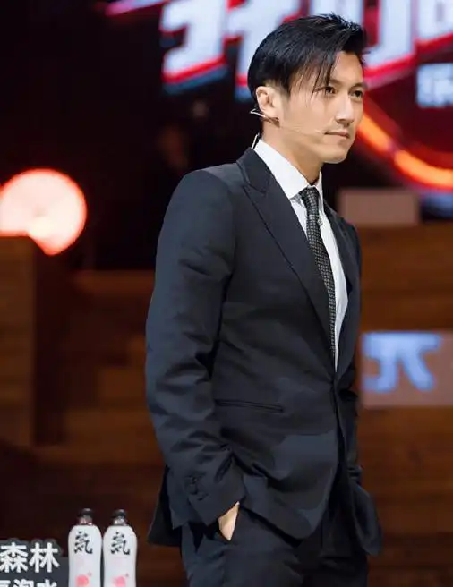 谢霆锋上演西装杀,穿一套黑色西装搭白衬衫,魅力全开
