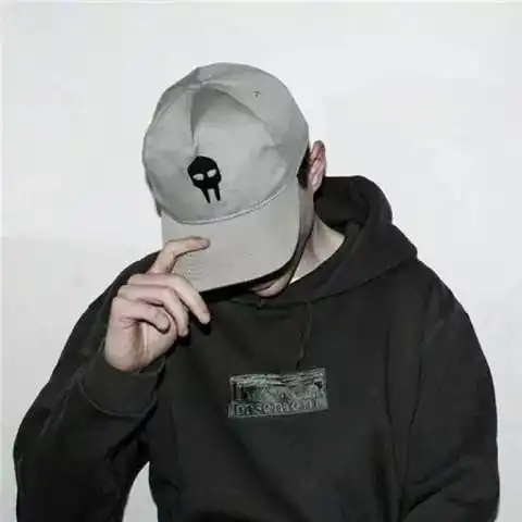 头像平生一顾,至此终年
