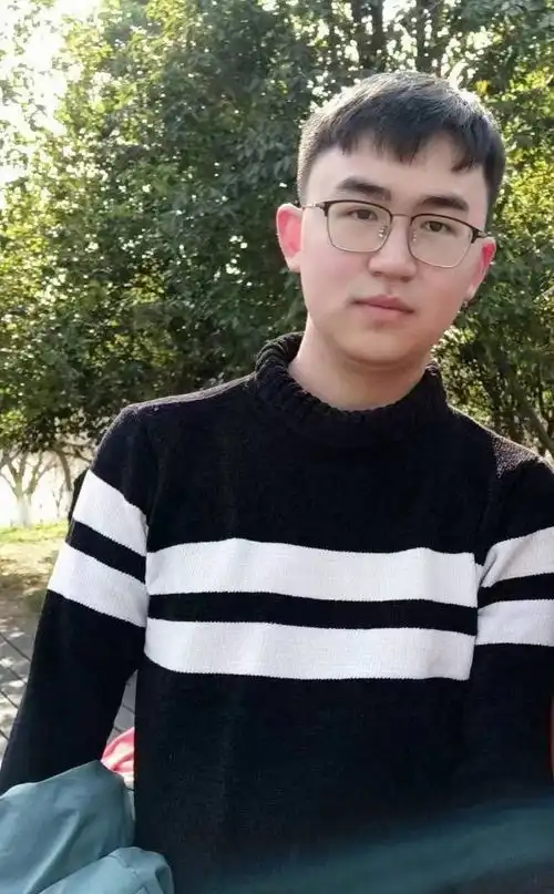 阳光助学与病魔抗争15年阳光男孩收到大学录取通知书
