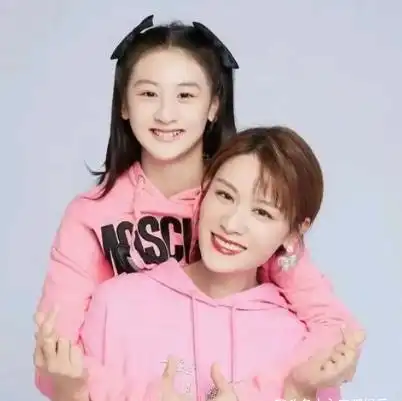 田亮与女儿亲子时光,单手抱森碟直呼费劲,女儿身高快有妈妈高了