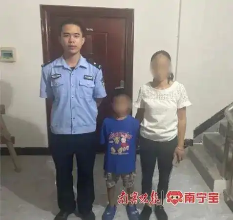 小男孩深夜二级公路上徘徊,幸好有他们