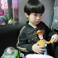 小吃货男孩头像帅气的男孩是个小吃货