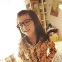 qq头像超萌可爱戴镜框的小女生女生