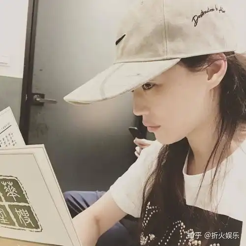 舒淇深夜与张震聚会,假装看菜单,偷拍张震,实则为避嫌