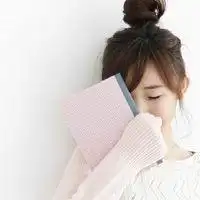 求一张女生qq头像白色背景人物最好在右方
