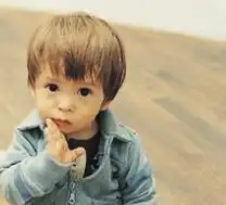 急急急谁帮我找找图片的另一半,这是个qq情侣图片,男的图片我把它删了,谁帮我找找,我之前是在百度上照的,现在找不到了