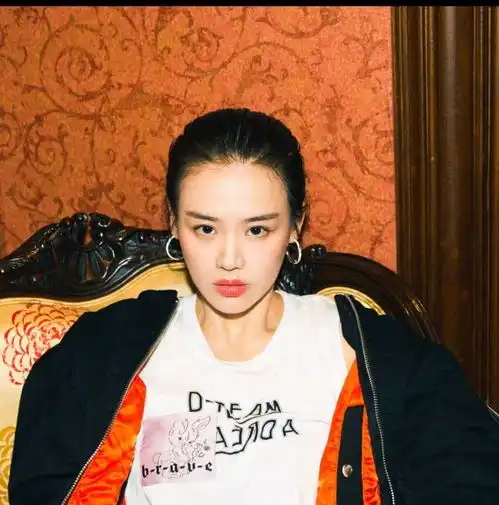 马思纯合影刘亚仁,捕捉小迷妹一只啊

