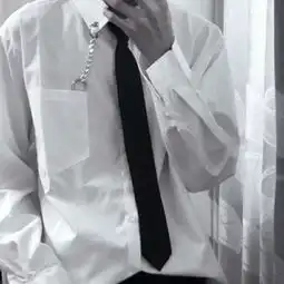 小清新白衬衫侧脸和半身男生头像
