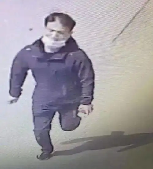 银川一男子撞伤行人后弃车逃逸