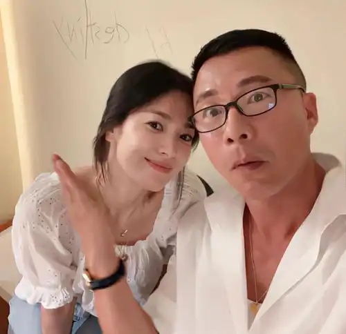 宋慧乔离婚后与男友人亲密合体,穿睡衣扎马尾出镜,真蓝颜知己
