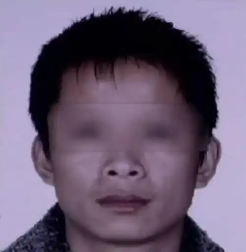 年过半百的大妈扮成二十几岁的姑娘,玩弄两个小男友于股掌之中