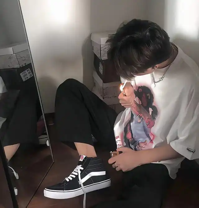 超酷不露脸的真人男生头像

