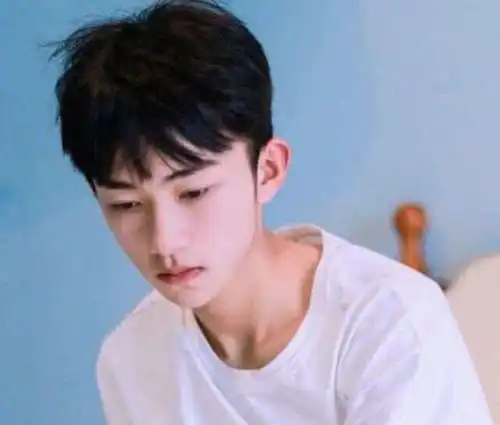 男孩打王者时,还能回你这3qq,丫头他满眼都是你啊