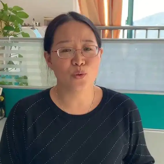 男孩头卡马扎出不来,亲妈立即记录孩子窘迫瞬间