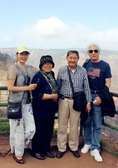 姜黎黎老公满头白发,她皱纹横生穿布鞋如老奶奶,但气质芳华