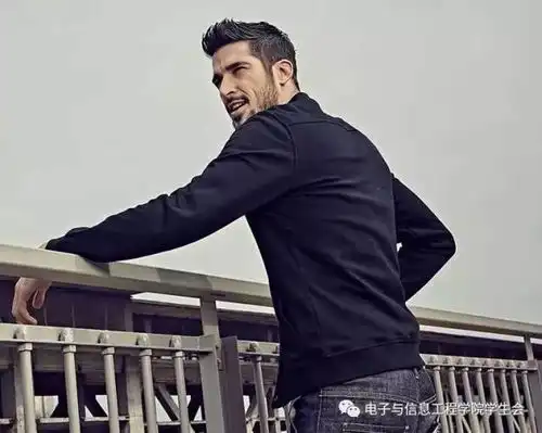 除了剪刀手,男生必学的六个拍照姿势
