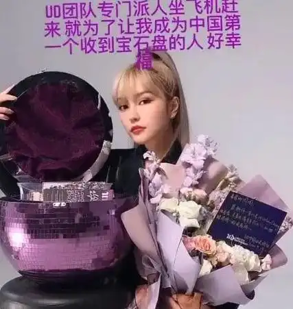周扬青在豪宅内晒高端名酒,分手后生活优越,没有受到影响