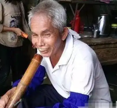 男子与小他30岁妻子连生15个娃,秒变网红,如今家里也变成景点
