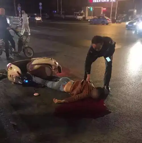 商丘市区发生惨烈交通事故,被撞男子血流不止行车莫要大意