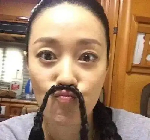 参观马伊琍在北京的家,住着老式破旧小区,楼房里连电梯都没有
