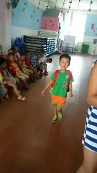 3岁半的儿子已是大班生,难忘他穿着开裆裤包着纸尿裤上学的情景