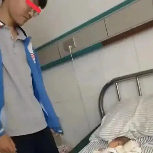 山东女子生二胎,15岁的大儿子一脸温柔望着妹妹,网友男版德华
