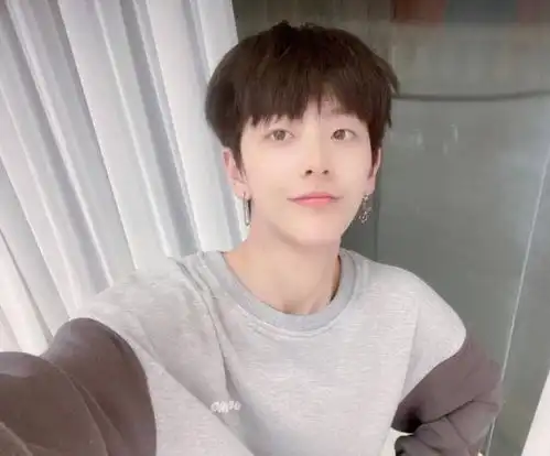 创造营2020最帅女生刘梦,黄色头发搭配蓝色短袖,满满少年感