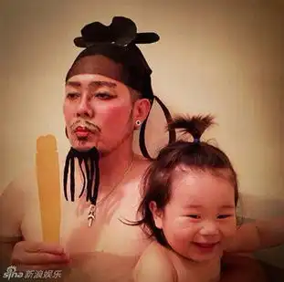日本逗比父女泡澡照出炉蠢萌范二又有爱海外趣闻